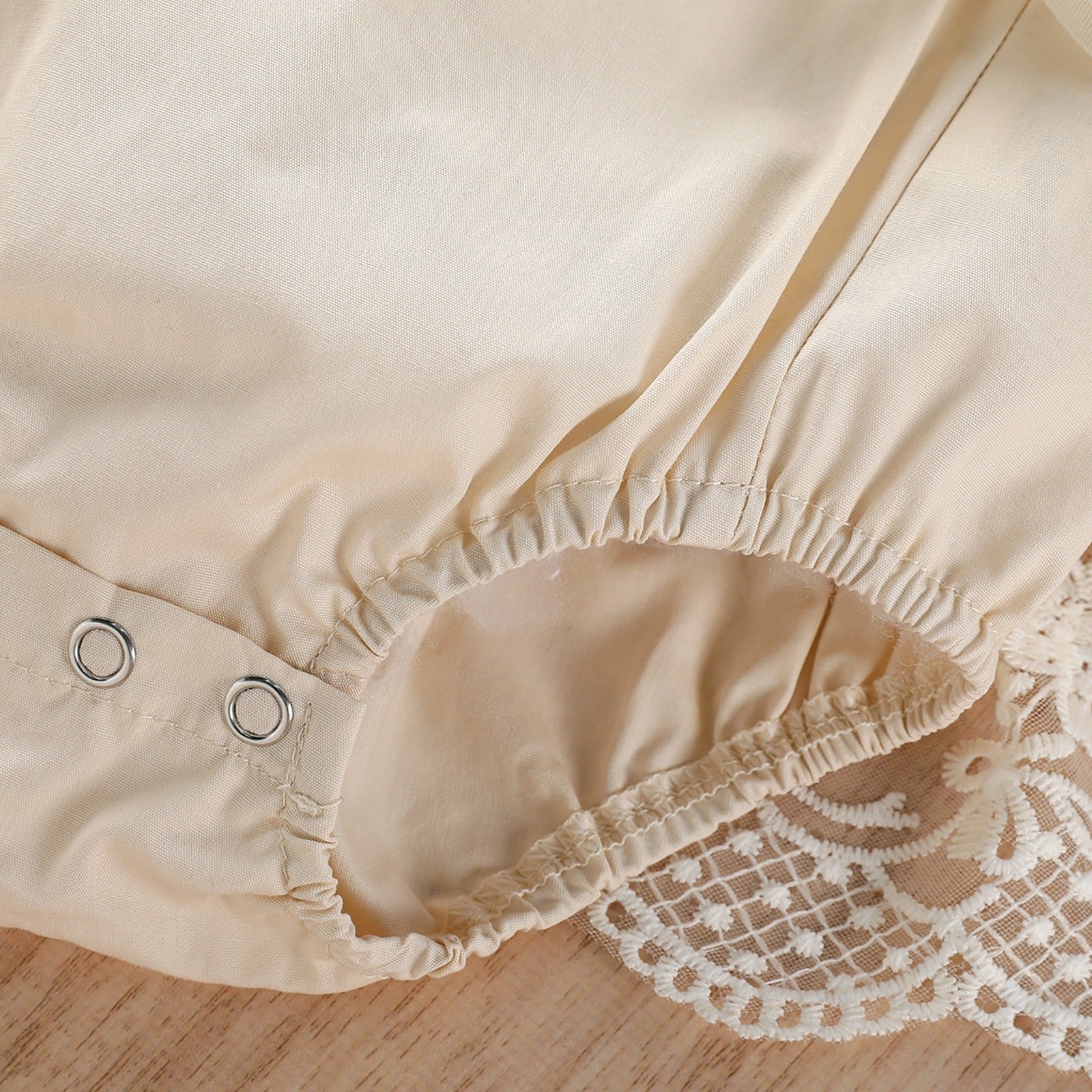 Macaquinho-vestido de Renda Bordado Creme Bebê Menina