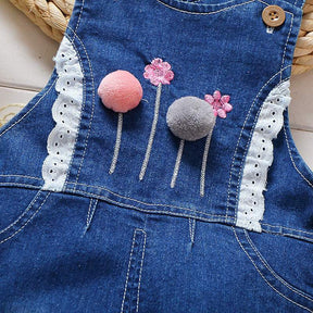 Macacão Jardineira Jeans  c/ Aplicações Pompom Bebê Menina | 9 Meses - 4 Anos