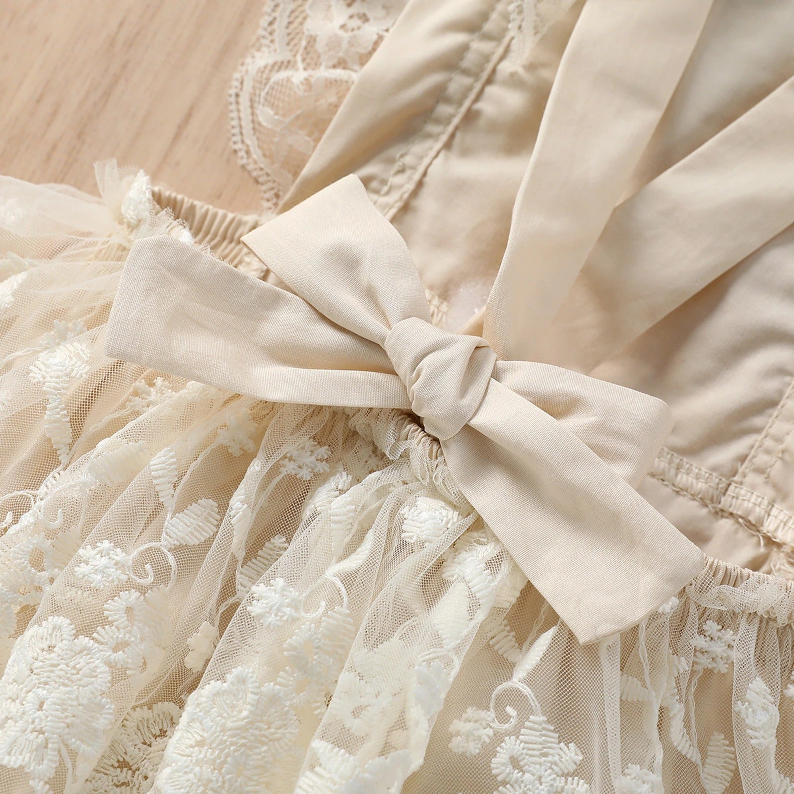 Macaquinho-vestido de Renda Bordado Creme Bebê Menina