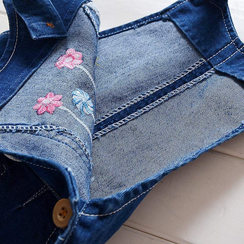 Macacão Jardineira Jeans  c/ Aplicações Pompom Bebê Menina | 9 Meses - 4 Anos