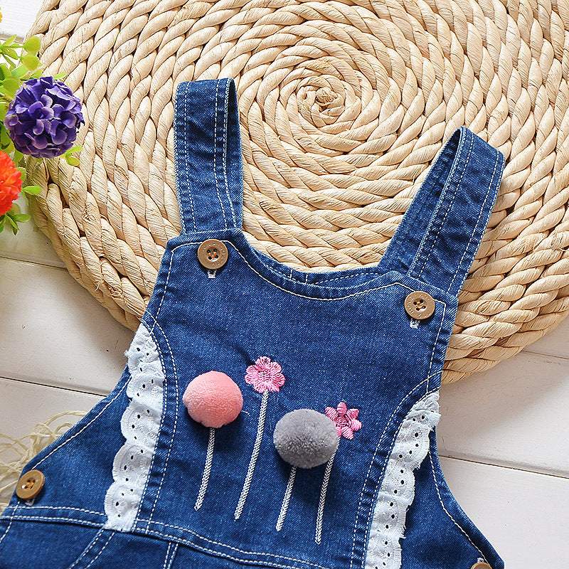 Macacão Jardineira Jeans  c/ Aplicações Pompom Bebê Menina | 9 Meses - 4 Anos
