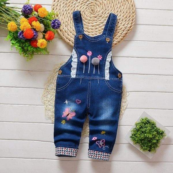 Macacão Jardineira Jeans  c/ Aplicações Pompom Bebê Menina | 9 Meses - 4 Anos