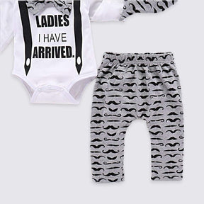 Conjunto Body Manga Longa + Calça + Gorro Bebê Menino Bigodinho "Garotas Cheguei!" | 0- 24 Meses