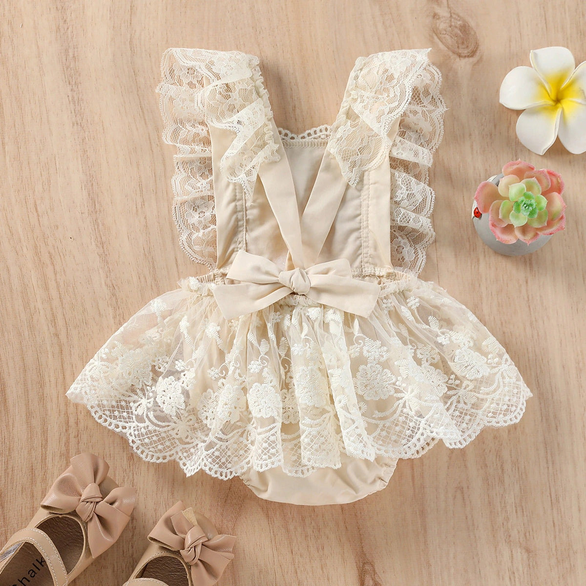Macaquinho-vestido de Renda Bordado Creme Bebê Menina